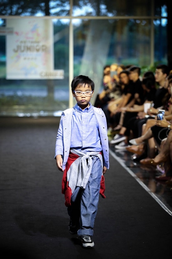 Phạm Anh Khoa lần đầu đưa con đi diễn catwalk