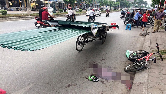 Hà Nội: Lại xảy ra tai nạn thương tâm, một phụ nữ bị tôn cứa cổ