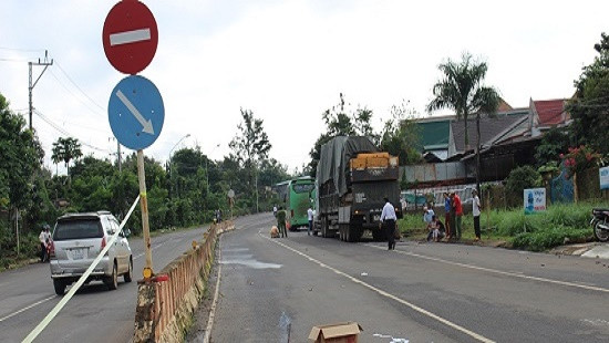 Đắk Lắk: Xe tải vướng sợi dây cáp, phụ xe lên gỡ bị tử vong