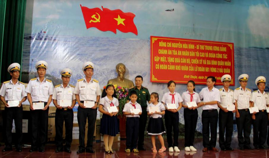 Chánh án TANDTC Nguyễn Hòa Bình thăm, tặng quà Lữ đoàn 681 Vùng 2 Hải quân