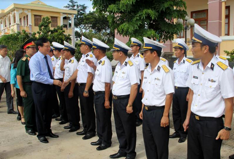 Chánh án TANDTC Nguyễn Hòa Bình thăm, tặng quà Lữ đoàn 681 Vùng 2 Hải quân