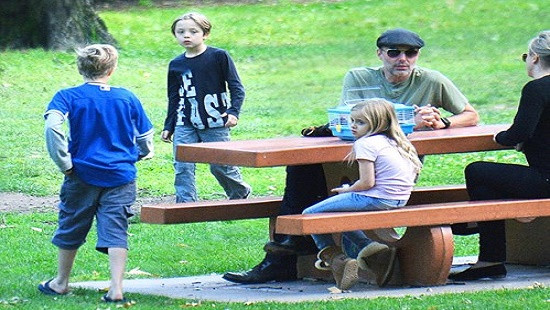 Nhóc tỳ nhà Brangelina đi chơi công viên sau khi bố mẹ ly hôn