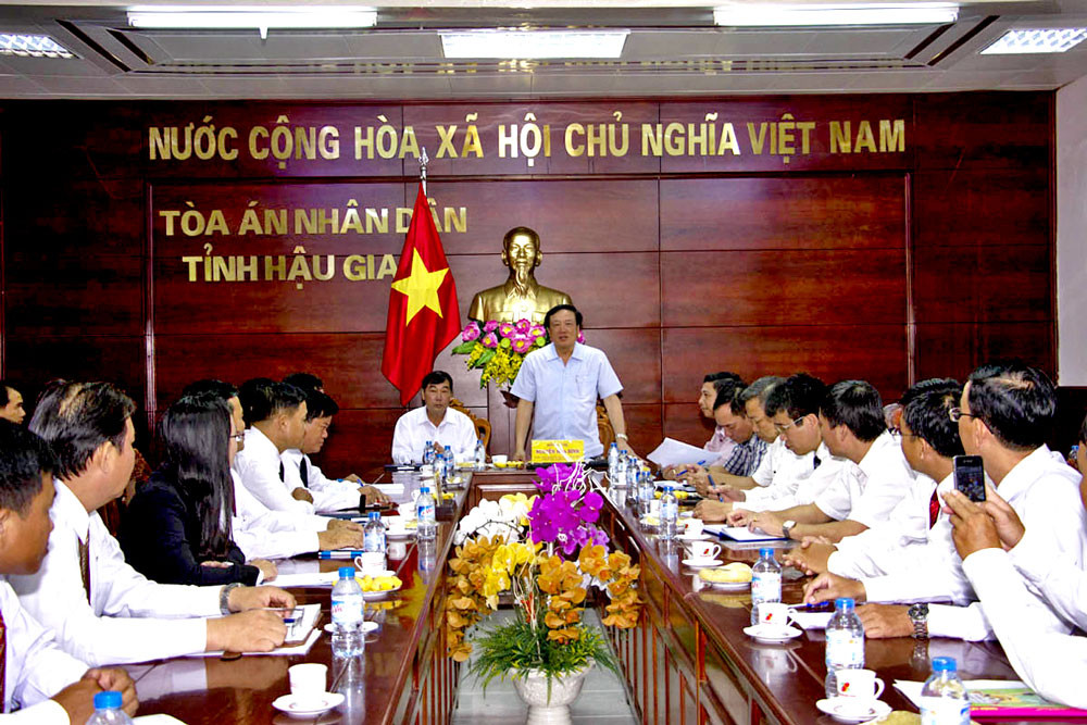 Chánh án TANDTC Nguyễn Hòa Bình thăm và làm việc với TAND hai cấp tỉnh Hậu Giang