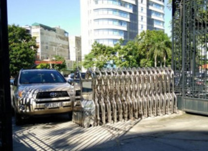 Thanh Hóa: Lái ô tô tông thẳng vào cổng UBND tỉnh