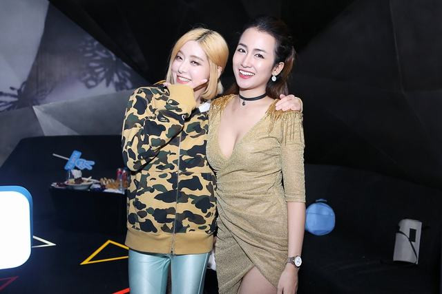 DJ Trang Moon đọ vẻ gợi cảm, nhí nhảnh với nữ DJ sexy Hàn Quốc