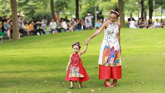 Đoan Trang cùng con gái diện áo dài đôi mê hoặc fan hâm mộ