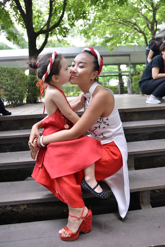 Đoan Trang cùng con gái diện áo dài đôi mê hoặc fan hâm mộ