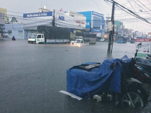 TP Hồ Chí Minh: Mưa lớn, nhiều tuyến đường ngập trong biển nước