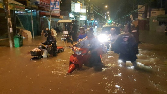 TP Hồ Chí Minh: Mưa lớn, nhiều tuyến đường ngập trong biển nước