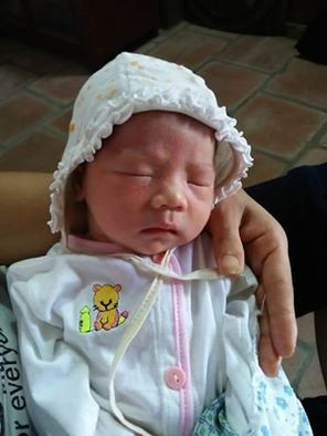 Hà Nội: Bé gái sơ sinh bị mẹ bỏ rơi trước cổng chùa