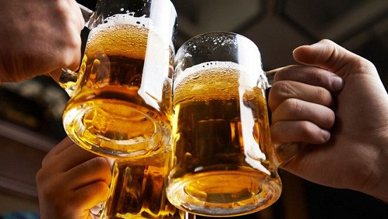 Gần một nửa nam giới Việt lái xe sau khi uống rượu bia