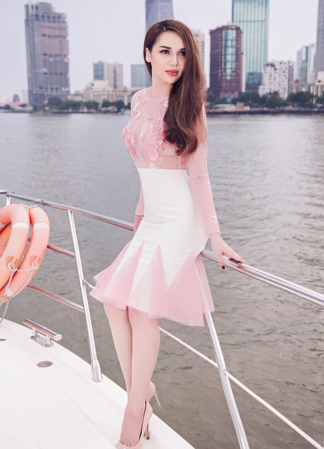 Hoa hậu Diệu Hân kiêu sa trên du thuyền bạc tỷ