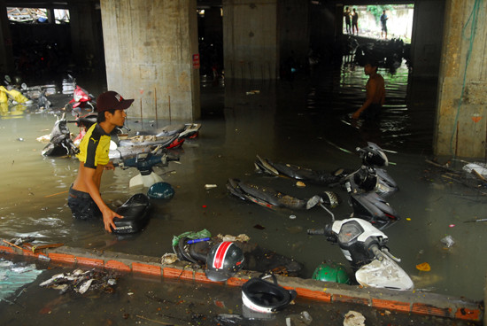 TP.HCM: Khắc phục sự cố ngập nước tại bãi xe chứa hơn 1.000 xe máy