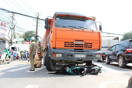 Tin tức giao thông 24h: Xe ben tông chết nam thanh niên giữa giao lộ