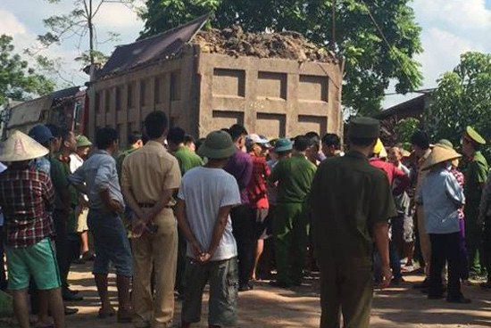 Hưng Yên: Dân kéo ra đường chặn đoàn xe quá tải 