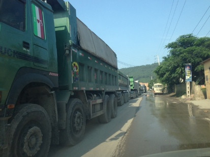 Thanh Hóa: Người dân lại tiếp tục mang các vật dụng ngăn xe tải