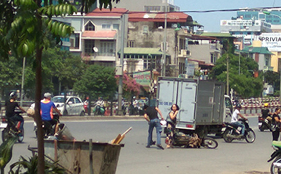 Tin tức giao thông 24h: Người đàn ông hôn mê sau cú tông của xe tải trên đường