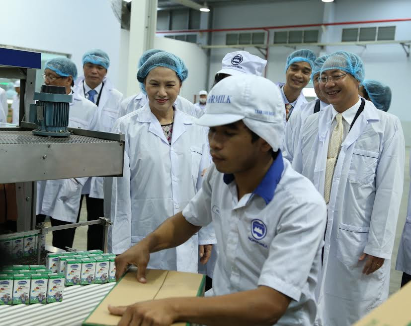 Đoàn đại biểu Quốc hội Việt Nam thăm nhà máy sữa Angkor của Vinamilk - tại Capuchia