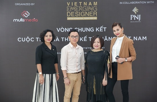 Style giản dị của Thanh Hằng - Công Trí khi ngồi trên ghế nóng