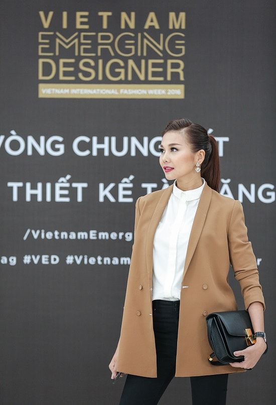 Style giản dị của Thanh Hằng - Công Trí khi ngồi trên ghế nóng