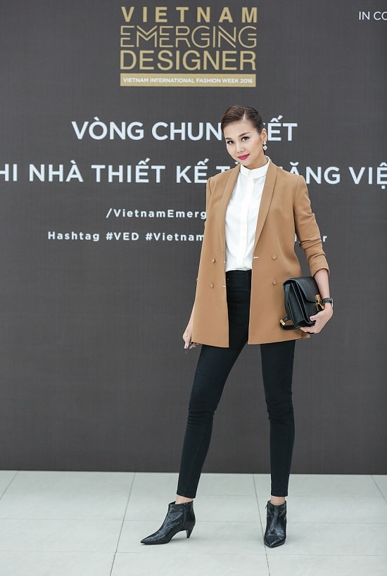 Style giản dị của Thanh Hằng - Công Trí khi ngồi trên ghế nóng