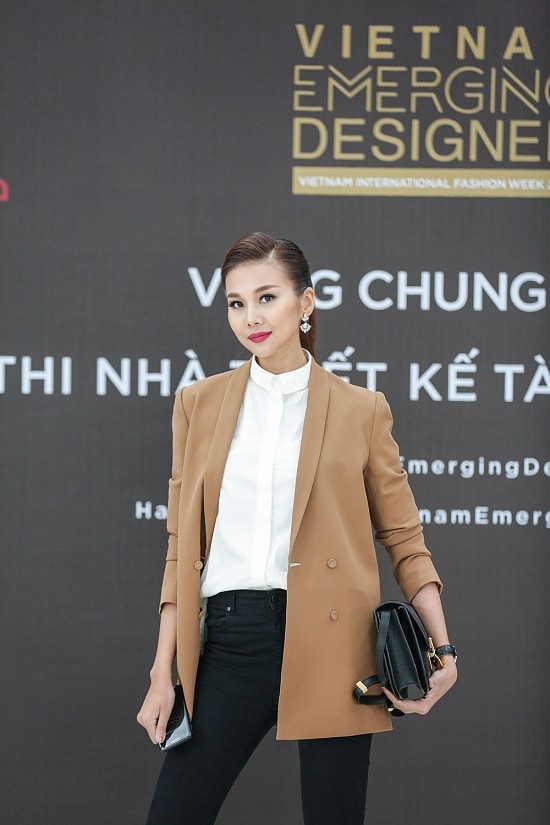 Style giản dị của Thanh Hằng - Công Trí khi ngồi trên ghế nóng