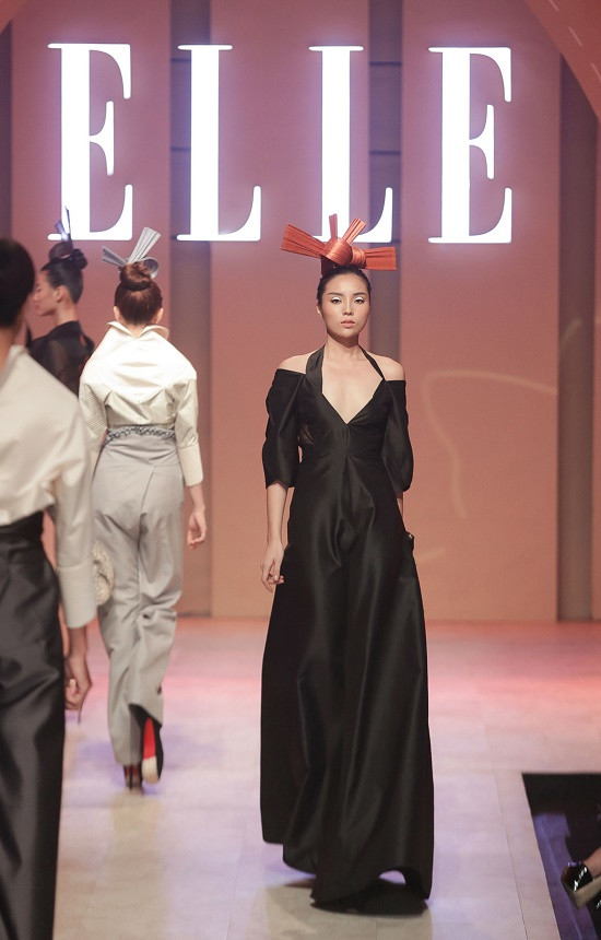 Kỳ Duyên là hoa hậu duy nhất xuất hiện trên sàn runway Elle Fashion Journey