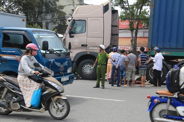 Va chạm với xe container, một cụ bà tử vong