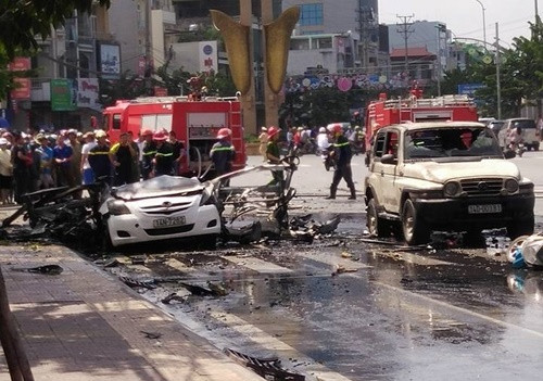 Taxi bất ngờ phát nổ, 2 người tử vong