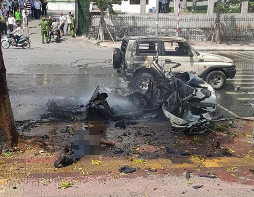 Taxi bất ngờ phát nổ, 2 người tử vong