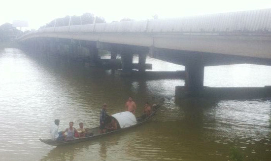 Tìm thấy thi thể nam thanh niên chết đuối dưới chân cầu Phú Xuân