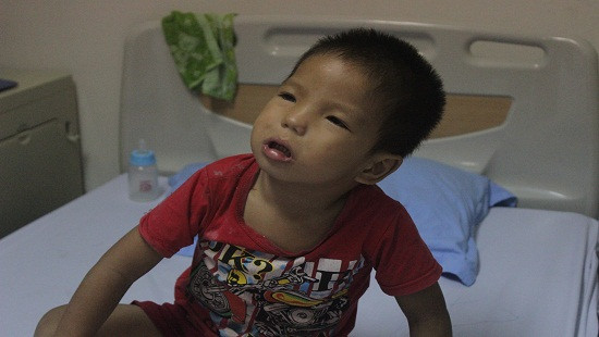 Xót thương bé trai 3 tuổi bị điếc bẩm sinh, mắc bệnh “ưa chảy máu”