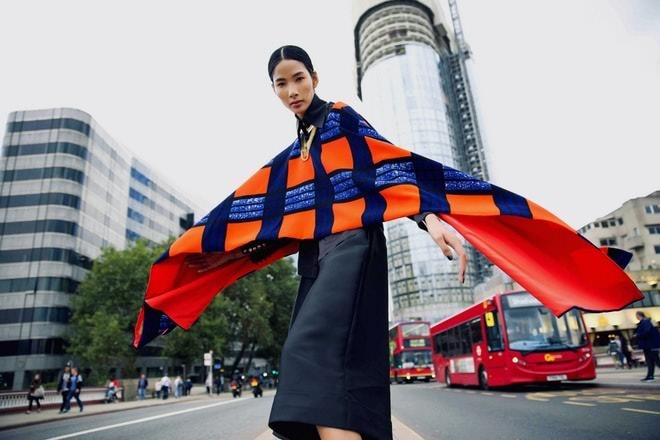 Hoàng Thùy khoe style ‘chất lừ’ trên đường phố London