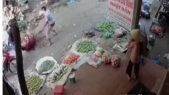 Hà Nội: Chém nhau kinh hoàng giữa chợ, 2 người thương vong