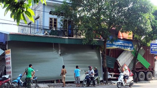 Container mất lái đâm liên tiếp 3 nhà dân ven đường
