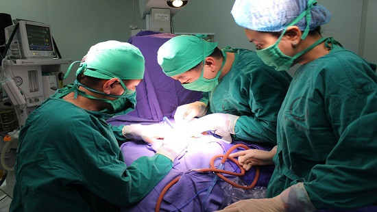 Phẫu thuật thành công cho bé trai 4 ngày tuổi bị u tuyến thượng thận