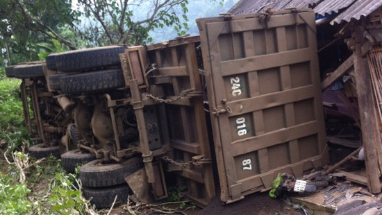 Lào Cai: Xe tải lật đè vào nhà dân, 3 người thoát chết trong gang tấc