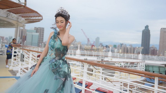 Hoa hậu Đỗ Mỹ Linh hóa thành nàng Lọ Lem Cinderella làm khách quốc tế ngất ngây
