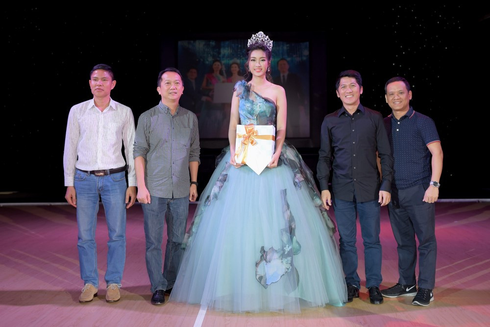 Hoa hậu Đỗ Mỹ Linh hóa thành nàng Lọ Lem Cinderella làm khách quốc tế ngất ngây