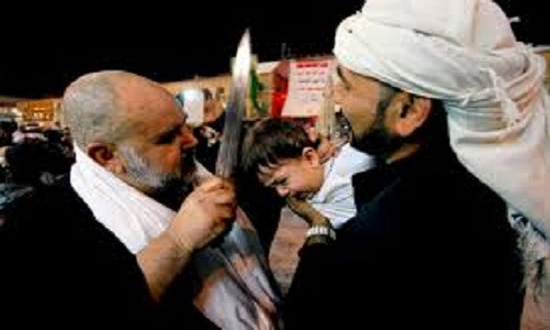 Rùng rợn nghi lễ rạch đầu trẻ con của người Hồi giáo