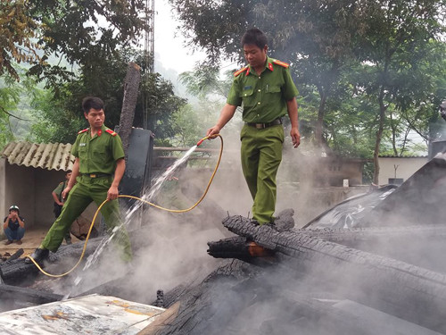 Lửa thiêu rụi nhà làm việc của ban quân sự và Công an xã