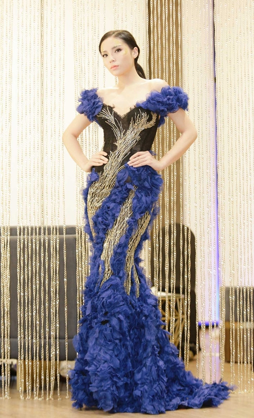 Hoa hậu Kỳ Duyên diện đầm bó sát khoe dáng nuột nà trên sàn catwalk