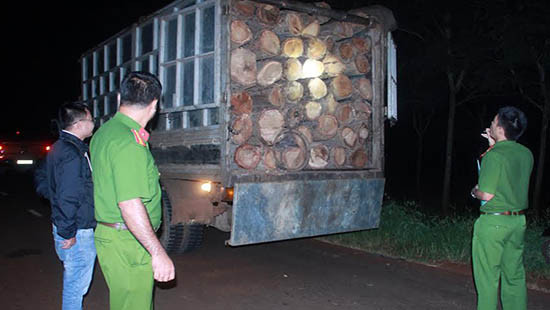 Dân chặn xe gỗ lậu, kiểm lâm không đến xử lý