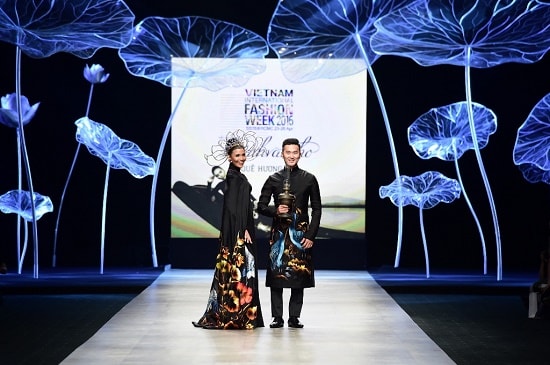 Vietnam International Fashion Week đưa hồn dân tộc vào thời trang cao cấp