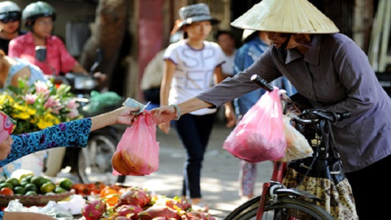 Chuyên gia khuyên các bà nội chợ bỏ thói quen đựng thực phẩm trong túi nilon và nhựa tái chế