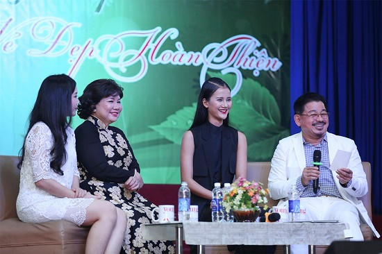 Quán quân Vietnam’s Next Top Model Hương Ly “sống đẹp” cùng sinh viên 