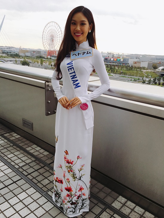 Phương Linh bất ngờ được tổ chức sinh nhật bên thí sinh Hoa hậu Quốc tế 2016