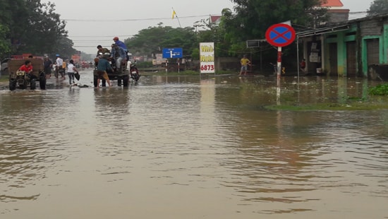 Nghệ An: Sau mưa lớn, QL7 vẫn ngập chìm trong nước