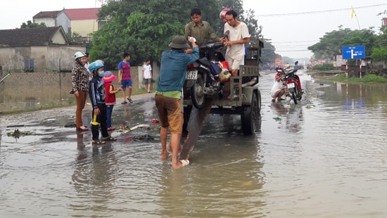 Nghệ An: Sau mưa lớn, QL7 vẫn ngập chìm trong nước