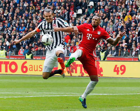Bayern bất ngờ bị Frankfurt cầm chân
